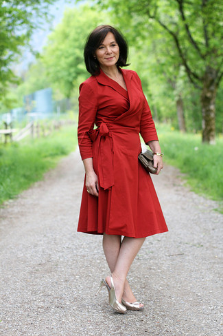 Braune Leder Clutch kombinieren – 171 Damen Outfits: Wenn Sie ein schickes Casual-Outfit erzeugen müssen, bleiben ein rotes Midikleid und eine braune Leder Clutch ein Klassiker. Goldene Leder Sandaletten sind eine perfekte Wahl, um dieses Outfit zu vervollständigen.