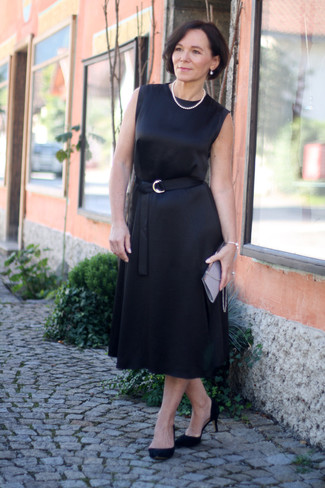 Graue Clutch kombinieren – 251 Damen Outfits: Ein schwarzes Midikleid aus Satin und eine graue Clutch erzielen einen entspannten Trend-Look, der aber immer schick bleibt und Ihre Persönlichkeit unterstreicht. Dieses Outfit passt hervorragend zusammen mit schwarzen Wildleder Pumps.