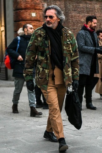 Braune Camouflage Militärjacke kombinieren – 5 Herren Outfits: Erwägen Sie das Tragen von einer braunen Camouflage Militärjacke und einem rotbraunen Anzug, um vor Klasse und Perfektion zu strotzen. Dieses Outfit passt hervorragend zusammen mit schwarzen Leder Derby Schuhen.