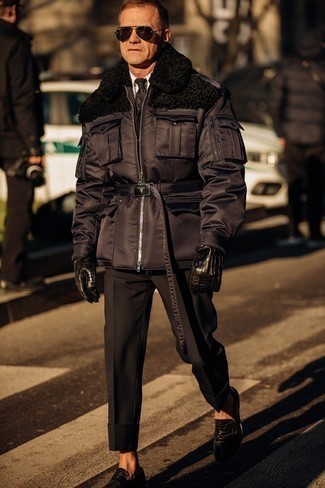 Schwarze Lederhandschuhe kombinieren – 399 Herren Outfits: Kombinieren Sie eine dunkelbraune Militärjacke mit schwarzen Lederhandschuhen für einen entspannten Wochenend-Look. Schwarze Leder Slipper bringen Eleganz zu einem ansonsten schlichten Look.
