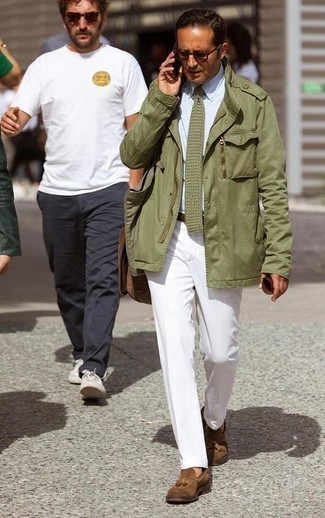 Weiße Anzughose kombinieren – 500+ Elegante Herren Outfits warm Wetter: Vereinigen Sie eine olivgrüne Militärjacke mit einer weißen Anzughose für einen stilvollen, eleganten Look. Braune Wildleder Slipper mit Quasten sind eine großartige Wahl, um dieses Outfit zu vervollständigen.