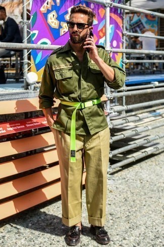 Dunkelrote Slipper kombinieren – 500+ Herren Outfits: Kombinieren Sie eine olivgrüne Militärjacke mit einer beige Chinohose für ein großartiges Wochenend-Outfit. Fühlen Sie sich ideenreich? Vervollständigen Sie Ihr Outfit mit dunkelroten Slippern.