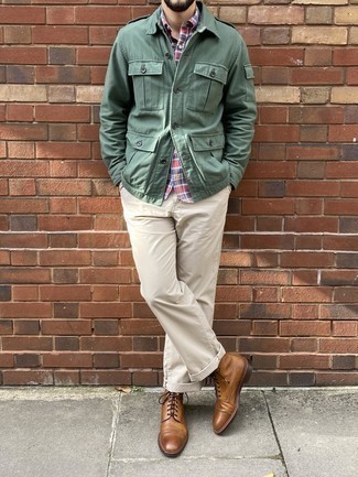 Dunkelgrüne Jacke kombinieren – 500+ Herren Outfits: Kombinieren Sie eine dunkelgrüne Jacke mit einer hellbeige Chinohose für ein bequemes Outfit, das außerdem gut zusammen passt. Fühlen Sie sich ideenreich? Ergänzen Sie Ihr Outfit mit einer braunen Lederfreizeitstiefeln.