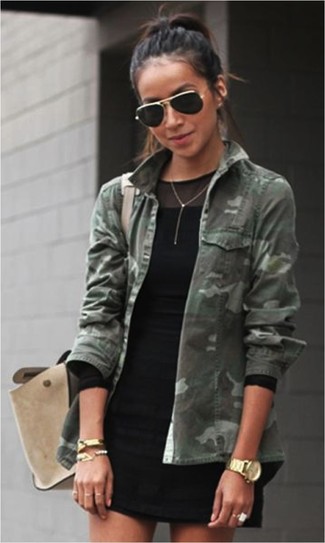 dunkelgrüne Camouflage Militärjacke, schwarzes Etuikleid aus Netzstoff, hellbeige Satchel-Tasche aus Wildleder, schwarze Sonnenbrille für Damen