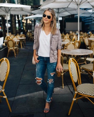 Graue Sandalen kombinieren – 325 Damen Outfits: Entscheiden Sie sich für eine graue Militärjacke und blauen enge Jeans mit Destroyed-Effekten, um ein schönes Casual-Outfit zu kreieren. Suchen Sie nach leichtem Schuhwerk? Ergänzen Sie Ihr Outfit mit grauen Sandalen für den Tag.