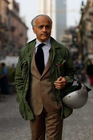 50 Jährige: Mintgrüne Militärjacke kombinieren – 3 Herren Outfits: Kombinieren Sie eine mintgrüne Militärjacke mit einem braunen Anzug, um vor Klasse und Perfektion zu strotzen.