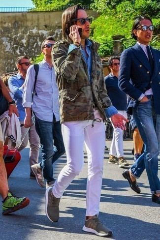 Olivgrüne Militärjacke kombinieren – 273 Herren Outfits warm Wetter: Kombinieren Sie eine olivgrüne Militärjacke mit weißen Jeans, um mühelos alles zu meistern, was auch immer der Tag bringen mag. Wenn Sie nicht durch und durch formal auftreten möchten, entscheiden Sie sich für olivgrünen Sportschuhe.