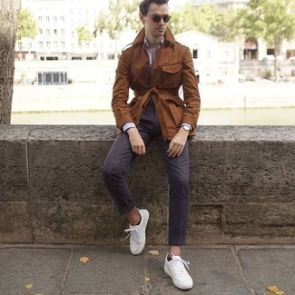 Braune Jacke kombinieren – 1200+ Herren Outfits: Paaren Sie eine braune Jacke mit einer violetten Chinohose für einen bequemen Alltags-Look. Wählen Sie die legere Option mit weißen Segeltuch niedrigen Sneakers.