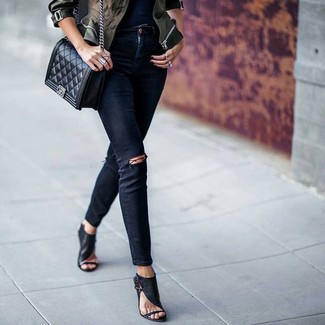 Wie olivgrüne Camouflage Militärjacke mit schwarzer Leder Sandaletten zu kombinieren – 2 Damen Outfits: Wenn Sie auf der Suche nach dem perfekten Casual-Stil sind, probieren Sie diese Kombi aus einer olivgrünen Camouflage Militärjacke und schwarzen engen Jeans mit Destroyed-Effekten. Vervollständigen Sie Ihr Look mit schwarzen Leder Sandaletten.