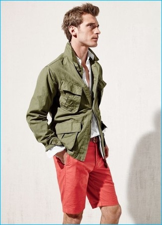 Militärjacke kombinieren – 6 Sommer Herren Outfits: Kombinieren Sie eine Militärjacke mit roten Shorts, um einen lockeren, aber dennoch stylischen Look zu erhalten. Das Outfit wird zu Sommer pur.