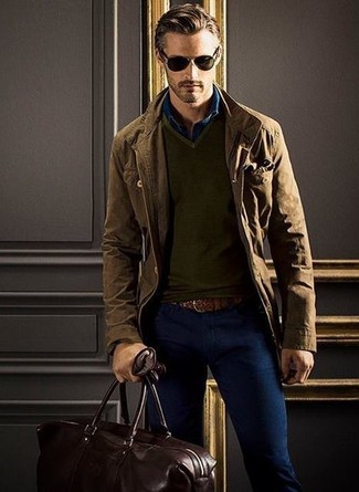 Dunkelgrünen Pullover mit einem V-Ausschnitt kombinieren – 41 Herren Outfits: Kombinieren Sie einen dunkelgrünen Pullover mit einem V-Ausschnitt mit blauen engen Jeans für ein bequemes Outfit, das außerdem gut zusammen passt.
