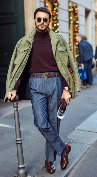 Olivgrüne Militärjacke kombinieren – 169 Herbst Herren Outfits: Entscheiden Sie sich für eine olivgrüne Militärjacke und eine dunkelblaue Anzughose für einen stilvollen, eleganten Look. Ergänzen Sie Ihr Look mit braunen Leder Slippern. Dieses Outfit ist ein perfektes Herbst-Outfit.