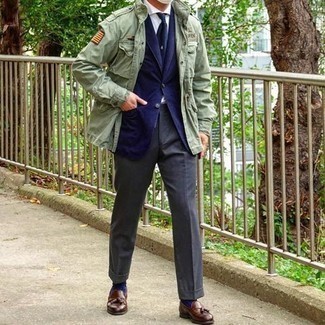 Braune Leder Slipper mit Quasten kombinieren – 500+ Herren Outfits: Entscheiden Sie sich für einen klassischen Stil in einer mintgrünen Militärjacke und einer dunkelgrauen Anzughose. Braune Leder Slipper mit Quasten sind eine kluge Wahl, um dieses Outfit zu vervollständigen.