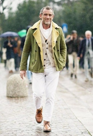 Beige Strickjacke kombinieren – 377 Herren Outfits: Kombinieren Sie eine beige Strickjacke mit einer weißen Chinohose, um einen modischen Freizeitlook zu kreieren. Dieses Outfit passt hervorragend zusammen mit braunen Chukka-Stiefeln aus Leder.
