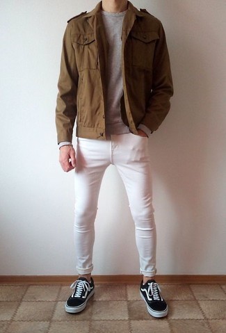 Weiße enge Jeans kombinieren – 222 Herren Outfits: Kombinieren Sie eine braune Militärjacke mit weißen engen Jeans für ein bequemes Outfit, das außerdem gut zusammen passt. Ergänzen Sie Ihr Look mit schwarzen und weißen Segeltuch niedrigen Sneakers.
