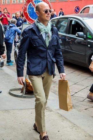 Mintgrünen Schal kombinieren – 27 Herren Outfits: Eine dunkelblaue Militärjacke und ein mintgrüner Schal sind eine ideale Outfit-Formel für Ihre Sammlung. Fühlen Sie sich mutig? Komplettieren Sie Ihr Outfit mit dunkelroten Leder Slippern.