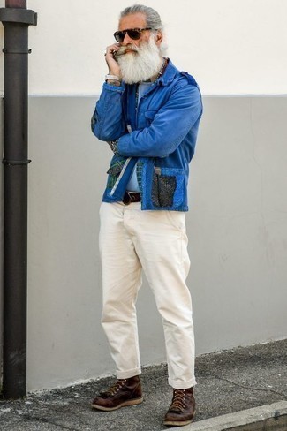 60 Jährige: Dunkelbraunen Ledergürtel kombinieren – 67 Herren Outfits: Kombinieren Sie eine blaue Militärjacke mit einem dunkelbraunen Ledergürtel für einen entspannten Wochenend-Look. Fühlen Sie sich mutig? Entscheiden Sie sich für eine braune Lederfreizeitstiefel.