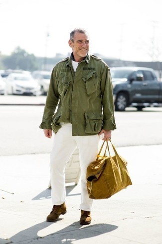 Herren Outfits 2022: Entscheiden Sie sich für eine olivgrüne Militärjacke und weißen Jeans für einen bequemen Alltags-Look. Setzen Sie bei den Schuhen auf die klassische Variante mit einer braunen Wildlederfreizeitstiefeln.
