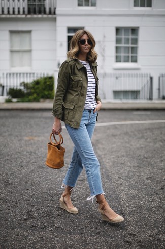 Keilsandaletten kombinieren – 285 Damen Outfits: Probieren Sie diese Kombi aus einer olivgrünen Militärjacke und hellblauen Jeans, um ein zeitgenössisches Casual-Outfit zu erreichen. Keilsandaletten putzen umgehend selbst den bequemsten Look heraus.