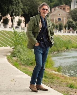 Braune Sonnenbrille kombinieren – 500+ Smart-Casual Herren Outfits warm Wetter: Kombinieren Sie eine olivgrüne Militärjacke mit einer braunen Sonnenbrille für einen entspannten Wochenend-Look. Schalten Sie Ihren Kleidungsbestienmodus an und machen braunen Chelsea Boots aus Wildleder zu Ihrer Schuhwerkwahl.