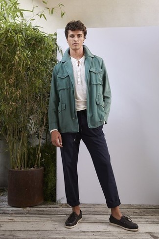 Mintgrüne Feldjacke kombinieren – 8 Herren Outfits warm Wetter