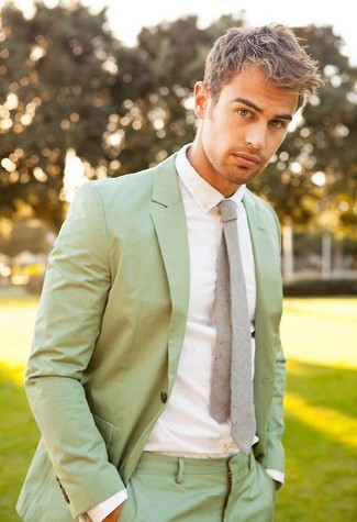 Graue Krawatte kombinieren – 500+ Herren Outfits: Erwägen Sie das Tragen von einem mintgrünen Anzug und einer grauen Krawatte für einen stilvollen, eleganten Look.