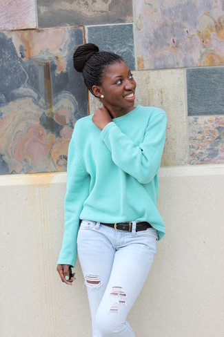 Hellblaue enge Jeans mit Destroyed-Effekten kombinieren – 149 Damen Outfits: Mit dieser Kombi aus einem mintgrünen Oversize Pullover und hellblauen engen Jeans mit Destroyed-Effekten werden Sie die perfekte Balance zwischen legerem Wochenend-Look und modischem Schick treffen.