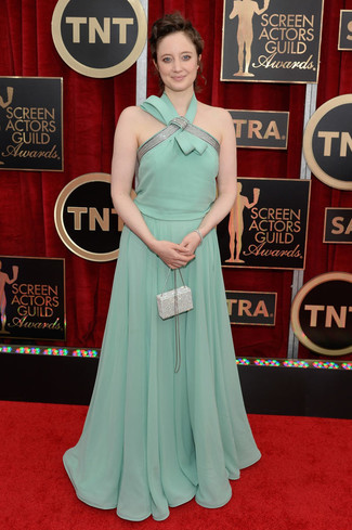 Andrea Riseborough trägt mintgrünes Ballkleid, weiße verzierte Clutch