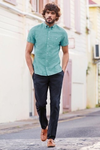 Mintgrünes Kurzarmhemd kombinieren – 91 Herren Outfits: Entscheiden Sie sich für ein mintgrünes Kurzarmhemd und eine dunkelblaue Chinohose für einen bequemen Alltags-Look. Fühlen Sie sich mutig? Wählen Sie rotbraunen Leder Slipper mit Quasten.