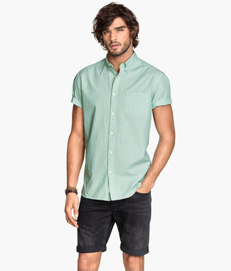 Mintgrünes Kurzarmhemd kombinieren – 91 Herren Outfits: Kombinieren Sie ein mintgrünes Kurzarmhemd mit schwarzen Jeansshorts für einen bequemen Alltags-Look.
