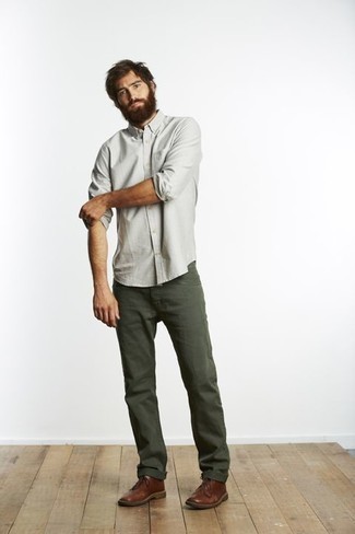 Dunkelgrüne Jeans kombinieren – 211 Herren Outfits: Kombinieren Sie ein mintgrünes Langarmhemd mit dunkelgrünen Jeans für ein großartiges Wochenend-Outfit. Braune Chukka-Stiefel aus Leder sind eine großartige Wahl, um dieses Outfit zu vervollständigen.