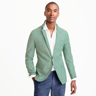 30 Jährige: Grüne Jacke kombinieren – 60 Sommer Herren Outfits: Erwägen Sie das Tragen von einer grünen Jacke und einer dunkelblauen Anzughose, um vor Klasse und Perfektion zu strotzen. Schon ergibt sich ein trendiges Sommer-Outfit.