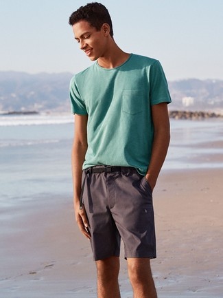 Grünes T-Shirt mit einem Rundhalsausschnitt kombinieren – 163 Herren Outfits: Die Kombination von einem grünen T-Shirt mit einem Rundhalsausschnitt und dunkelgrauen Shorts erlaubt es Ihnen, Ihren Freizeitstil klar und einfach zu halten.