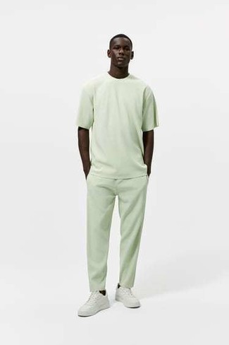 Mintgrünes T-Shirt mit einem Rundhalsausschnitt kombinieren – 163 Herren Outfits: Kombinieren Sie ein mintgrünes T-Shirt mit einem Rundhalsausschnitt mit einer mintgrünen Chinohose, um mühelos alles zu meistern, was auch immer der Tag bringen mag. Weiße Leder niedrige Sneakers sind eine perfekte Wahl, um dieses Outfit zu vervollständigen.