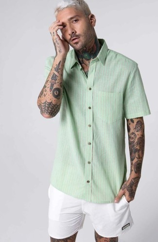 Grünes Kurzarmhemd kombinieren – 50 Casual Herren Outfits: Kombinieren Sie ein grünes Kurzarmhemd mit weißen Shorts für ein sonntägliches Mittagessen mit Freunden.