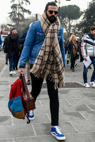 Mehrfarbigen Rucksack kombinieren – 3 Casual Herren Outfits warm Wetter