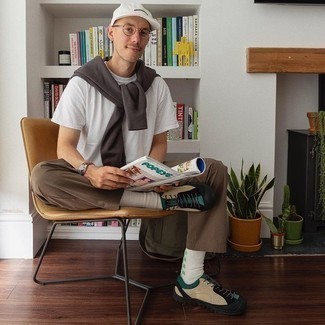 Mehrfarbige Segeltuch niedrige Sneakers kombinieren – 41 Herren Outfits