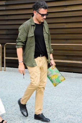 Mehrfarbige Clutch Handtasche kombinieren – 12 Herren Outfits