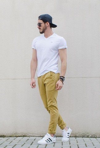 Senf Chinohose kombinieren – 196 Herren Outfits