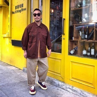 Wie senf T-Shirt mit einem Rundhalsausschnitt mit mehrfarbiger Segeltuch niedriger Sneakers zu kombinieren – 2 Herren Outfits