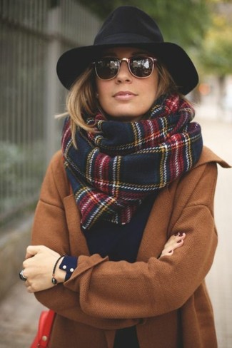 Dunkelblauen und grünen Schal mit Schottenmuster kombinieren – 22 Damen Outfits