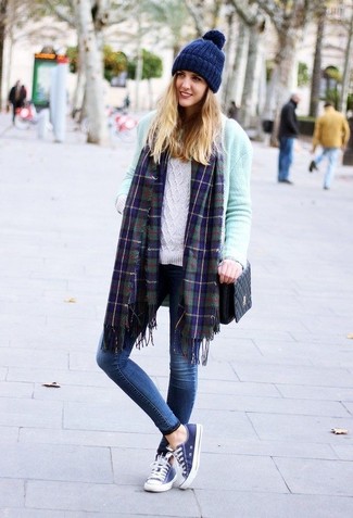 Dunkelblauen und grünen Schal mit Schottenmuster kombinieren – 22 Damen Outfits