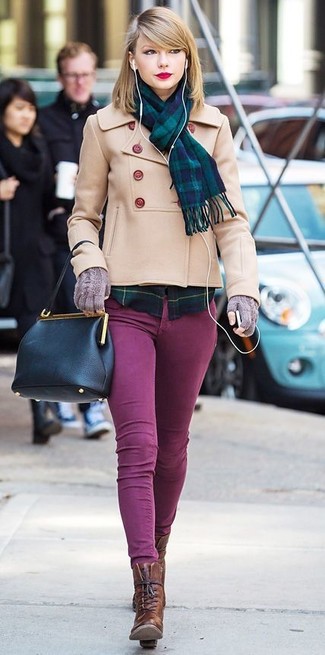 Dunkelblauen und grünen Schal mit Schottenmuster kombinieren – 22 Damen Outfits