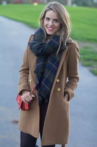 Dunkelblauen und grünen Schal mit Schottenmuster kombinieren – 22 Damen Outfits