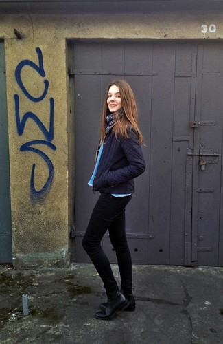 Dunkelblauen und grünen Schal mit Schottenmuster kombinieren – 22 Damen Outfits