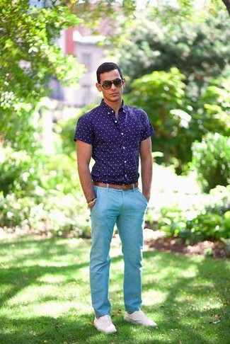 Dunkelblaues und weißes gepunktetes Kurzarmhemd kombinieren – 29 Herren Outfits