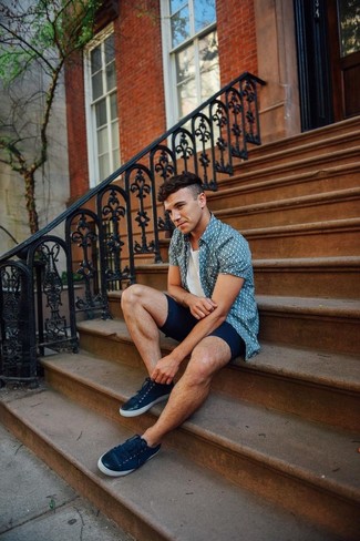 Dunkelblaues und weißes gepunktetes Kurzarmhemd kombinieren – 29 Herren Outfits