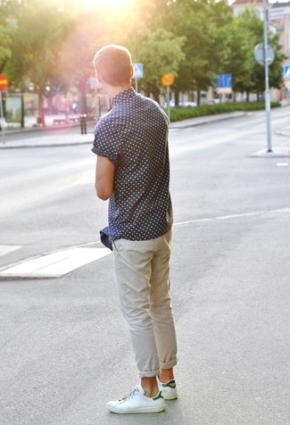 Dunkelblaues und weißes gepunktetes Kurzarmhemd kombinieren – 29 Herren Outfits