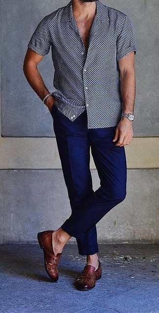 Dunkelblaues und weißes gepunktetes Kurzarmhemd kombinieren – 29 Herren Outfits