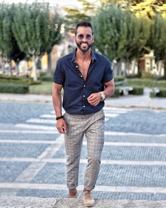 Dunkelblaues und weißes gepunktetes Kurzarmhemd kombinieren – 29 Herren Outfits